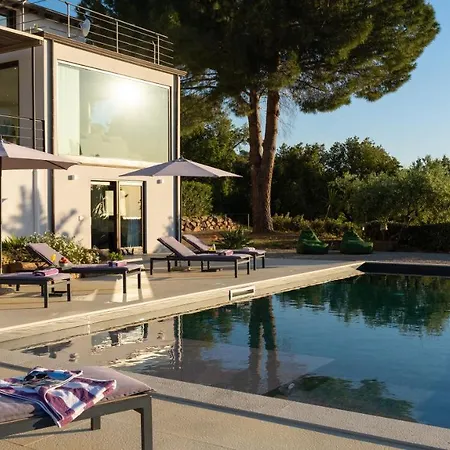 Vila Vittoria 8, Emma Gratteri
